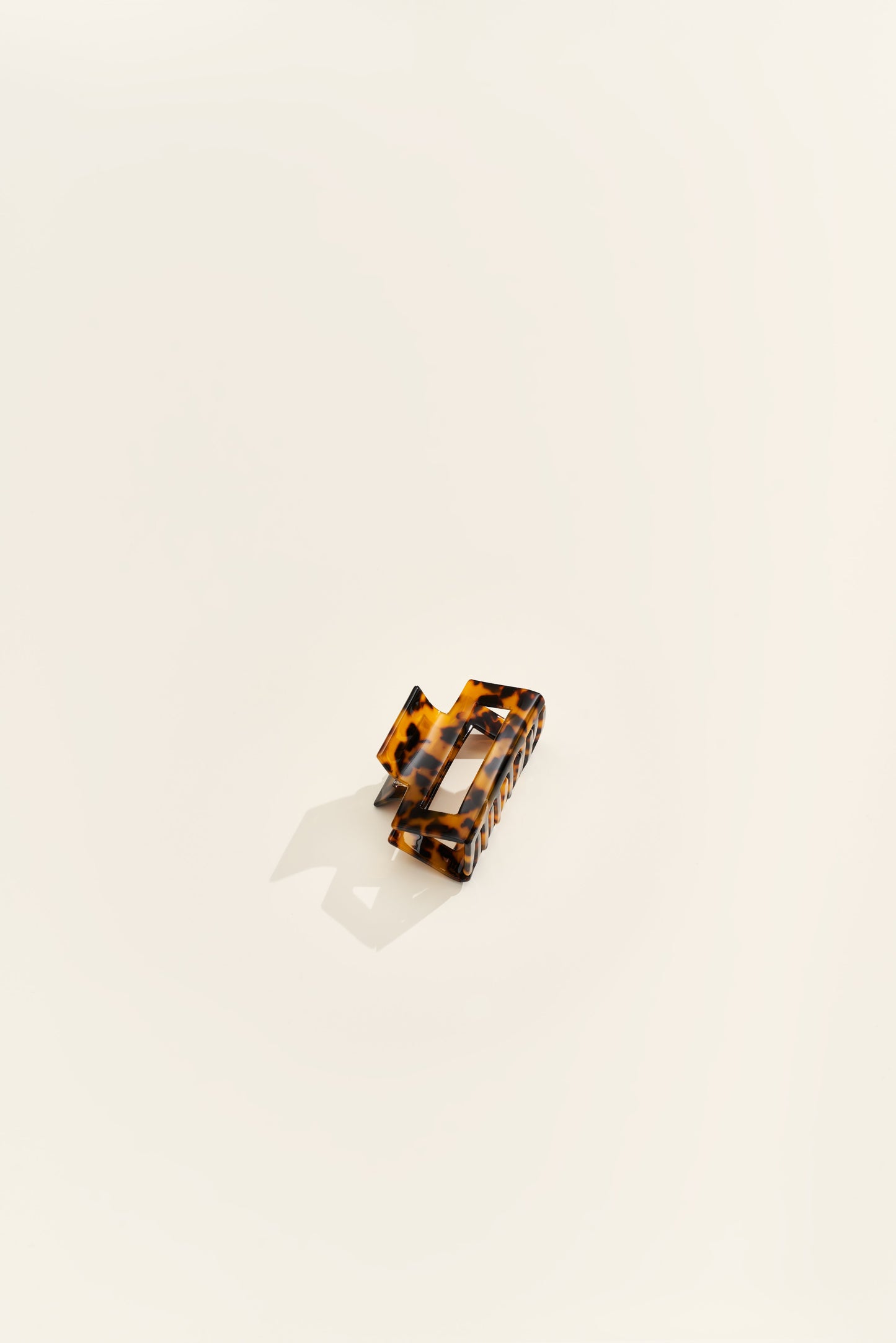 Verushka Hair Claw in Dark Tortoise