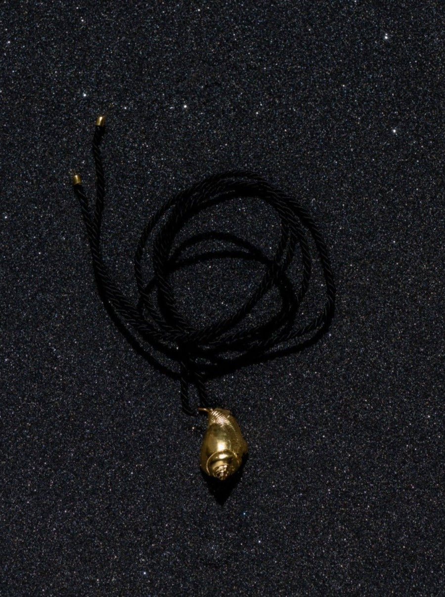 Atoll Conch Shell Black