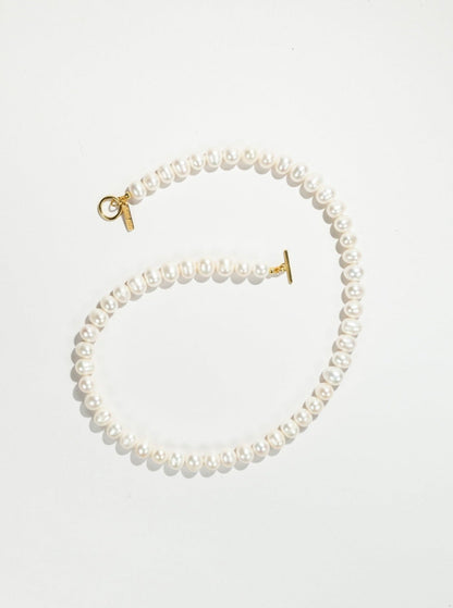 Klasický náhrdelník z perel. Classic pearl necklace with modern twist. 