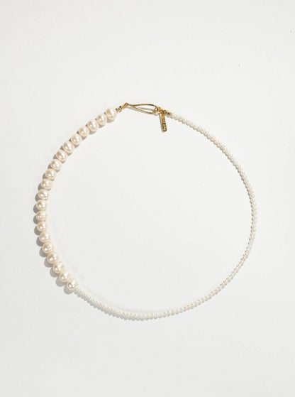 Demi Lune Necklace Gold perlový náhrdelník.  